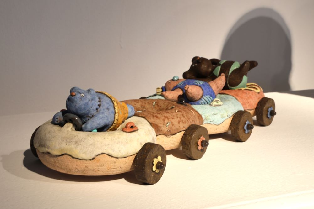 《圖說》《四倍甜甜》像是一列奇趣小火車，上面躺著幾隻慵懶地伸展、翻滾的「小怪獸」，享受自在的旅程。〈陶博館提供〉