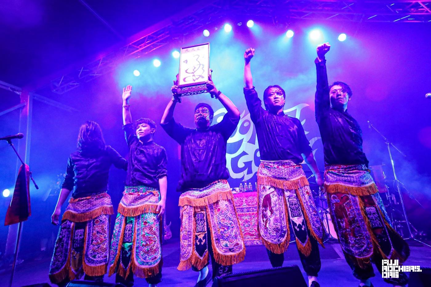 台中樂團震樂堂以宮廟搖滾風格登上日本Fuji Rock音樂祭，展現台灣音樂文化創意與國際實力。「搖滾台中」推動跨國交流，讓台灣在地音樂躍上全球舞台，吸引國際矚目。