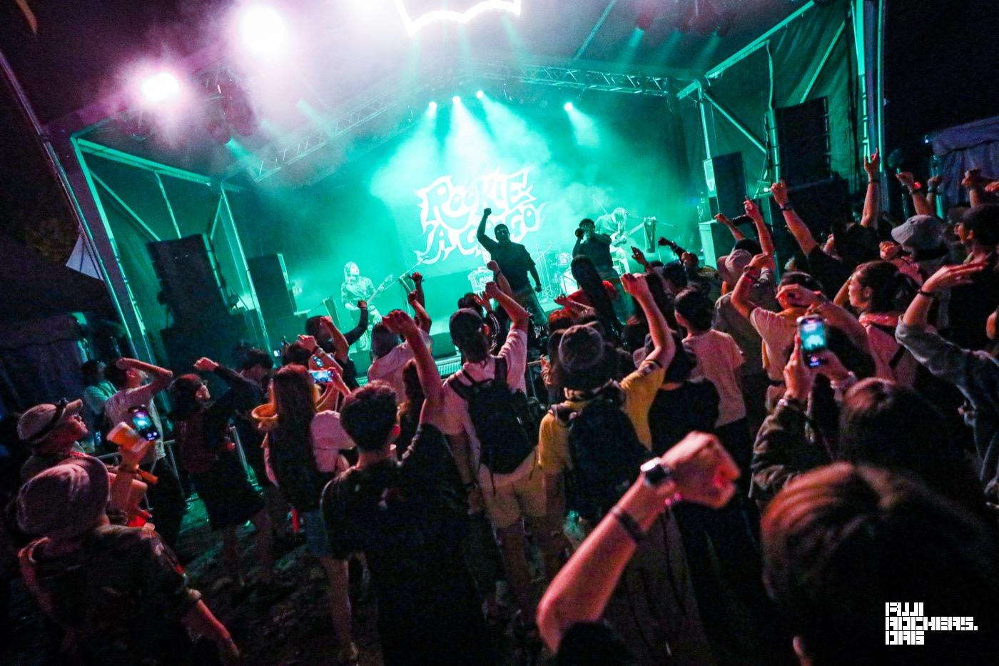 台中樂團震樂堂以宮廟搖滾風格登上日本Fuji Rock音樂祭，展現台灣音樂文化創意與國際實力。「搖滾台中」推動跨國交流，讓台灣在地音樂躍上全球舞台，吸引國際矚目。