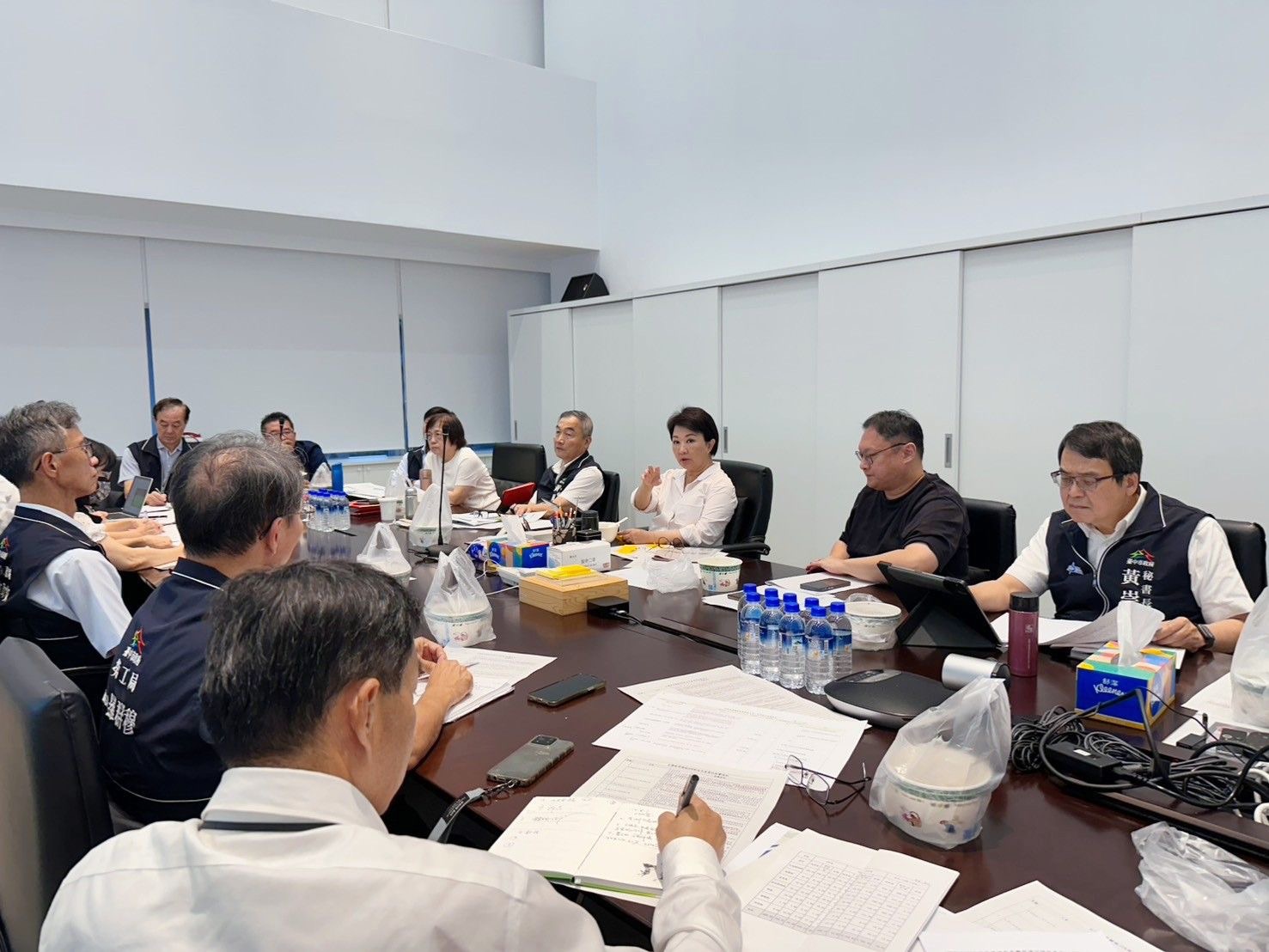 投入2500萬助企業拓展國際市場 台中市政府啟動全方位產業應變 台中市政府投入2,500萬元補助,啟動全方位產業應變,協助企業因應美國關稅衝擊,拓展國際市場,強化出口競爭力,並推動稅務減免與勞工保障,助產業穩健發展。