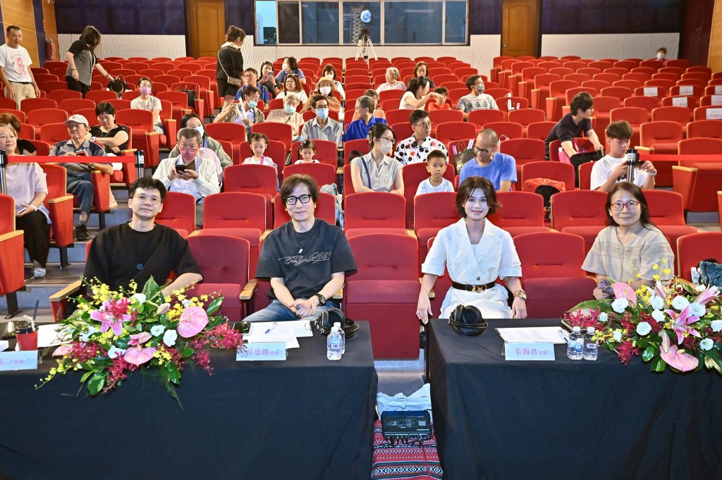 鳳飛飛金曲競賽登場 跨世代同台傳唱經典圓滿落幕 5 鳳飛飛金曲歌唱競賽決賽評審(左起:張三老師、薛忠銘老師、朱海君老師及劉美蓮老師)