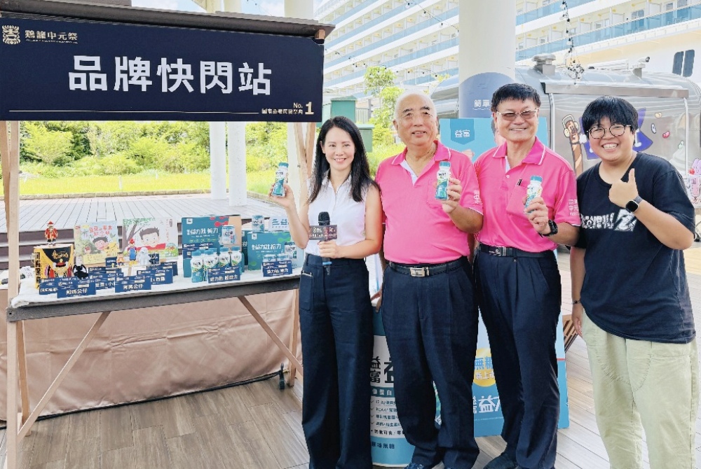 ▲基隆市文化觀光局副局長 鄭鼎青(右1)巡禮品牌快閃店。(圖/張嘉誠攝)