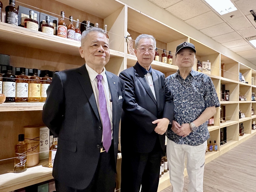 ▲ (左起)藝術家謝義錩、清威酒藏董事長張慶清、名緯集團董事長唐錦祥於8/29日謝義錩神山特展開幕酒會合影。(圖/業者提供)