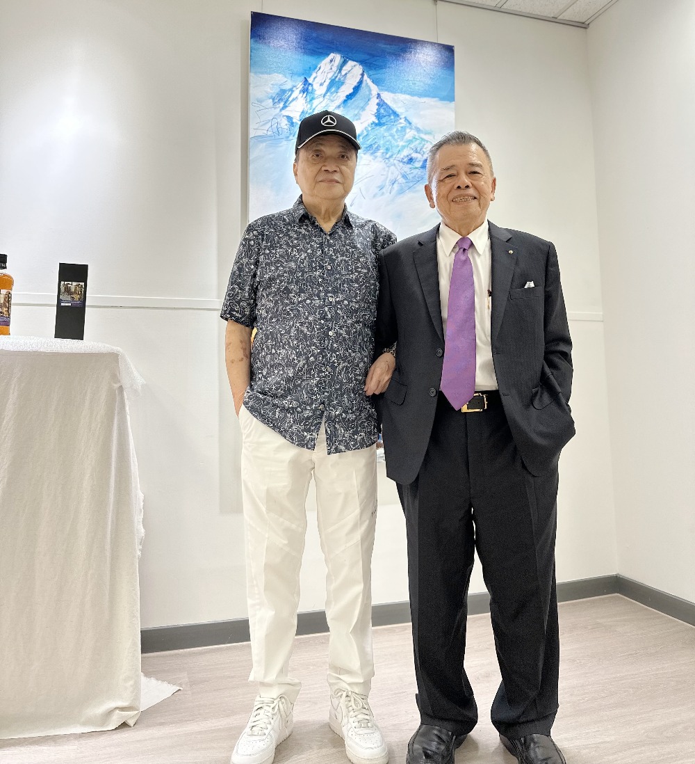 ▲名緯集團董事長唐錦祥(左)於謝義錩神山特展開幕酒會中合影。(圖/業者提供)