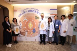 故宮攜手北榮舉辦《今牌人生─記憶的多重宇宙》微型展，結合藝術與醫療，透過認知牌卡喚醒記憶，展現跨域合作成果。展覽即日起至8/31於臺北榮總展出，邀您體驗藝術療癒的力量。
