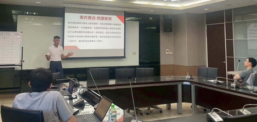 《圖說》林三龍與參與受訓課程企業義消互動討論踴躍。〈政風室提供〉