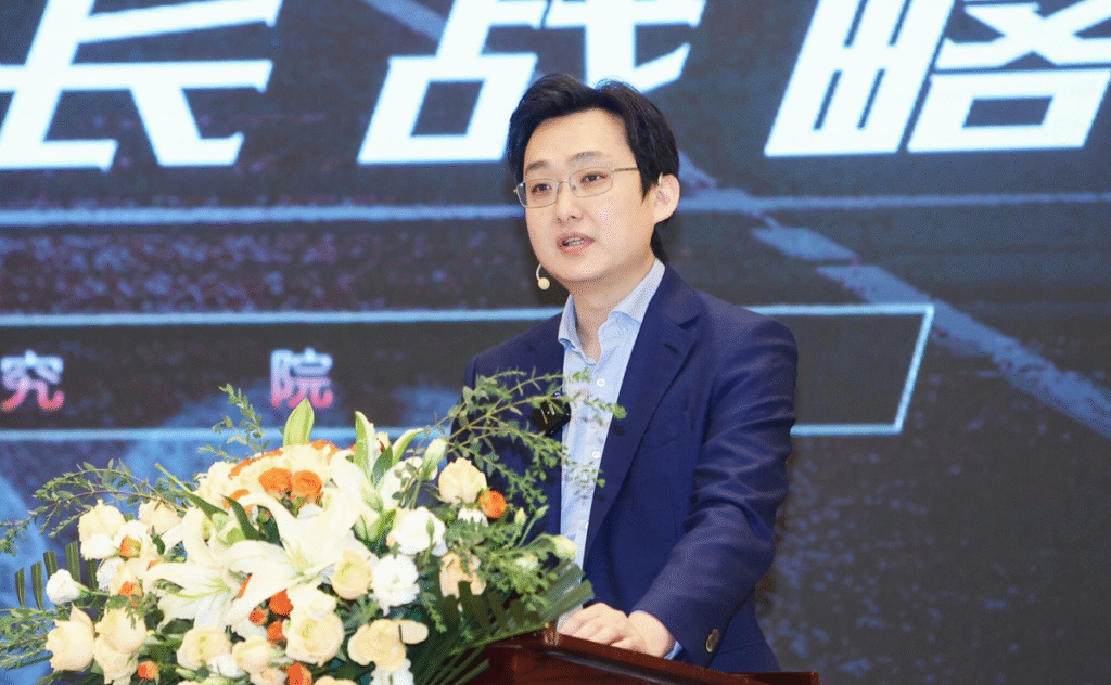 劉海峰的逆風翻盤 從谷底到一億中流掌舵者 劉海峰以「正道成功、順勢而為」理念,帶領一億中流從谷底逆風翻盤,專注服務腰部企業,打造全國性企業加速器平台。九年來,他陪跑超過2萬家企業,推動企業長遠成長與價值創造,展現信用與知行合一的堅持與成果。