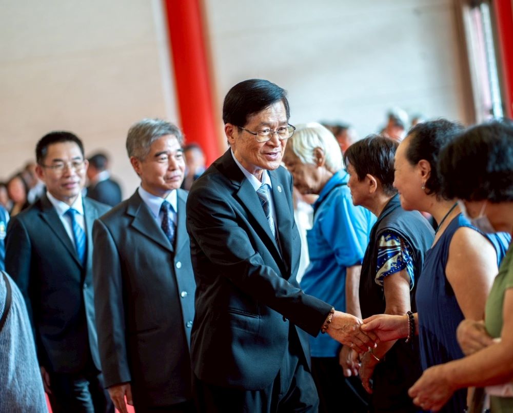 《圖說》輔導會主委嚴德發(中間) 典禮結束後，向榮民眷逐一握手致意並表達關懷之意，左一臺北市榮服處長黃信仁、左二新北市榮服處長林振生。〈輔導會提供〉