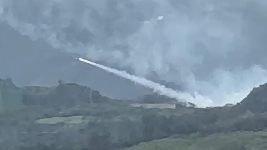 影/海馬士火箭系統首度在九鵬基地實彈射擊 美國M142海馬士多管火箭系統首度於屏東九鵬基地實彈射擊,陸軍第58砲指部全連出動,展現遠程精準打擊能力。轟雷計畫加速交付,強化台灣防衛戰力。