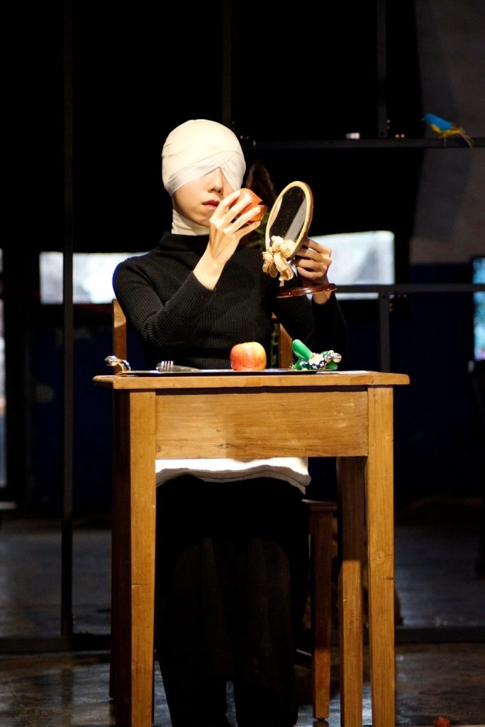 打包慾念的行囊 讓身體自由翱翔－行為與裝置藝術家鐘孟