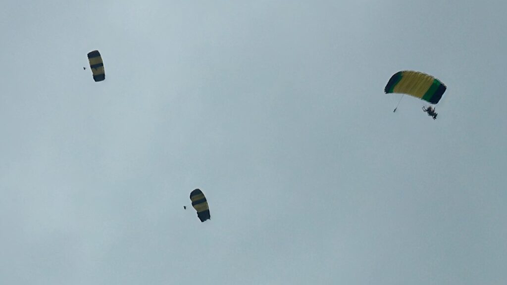 中共解放軍圍台軍演，國軍於潮州持續高空滲透跳傘訓練，展現堅定戰備決心與精湛操傘技巧，空訓中心教官及學員精準降落目標區，強化國軍專業訓練與防衛能力。