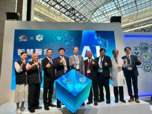 2025高齡健康產業博覽會登場，台中市攜手中醫大附醫打造「安心樂齡」形象館，展出智慧醫療、長照服務與全方位高齡友善政策，打造幸福宜居城市藍圖。