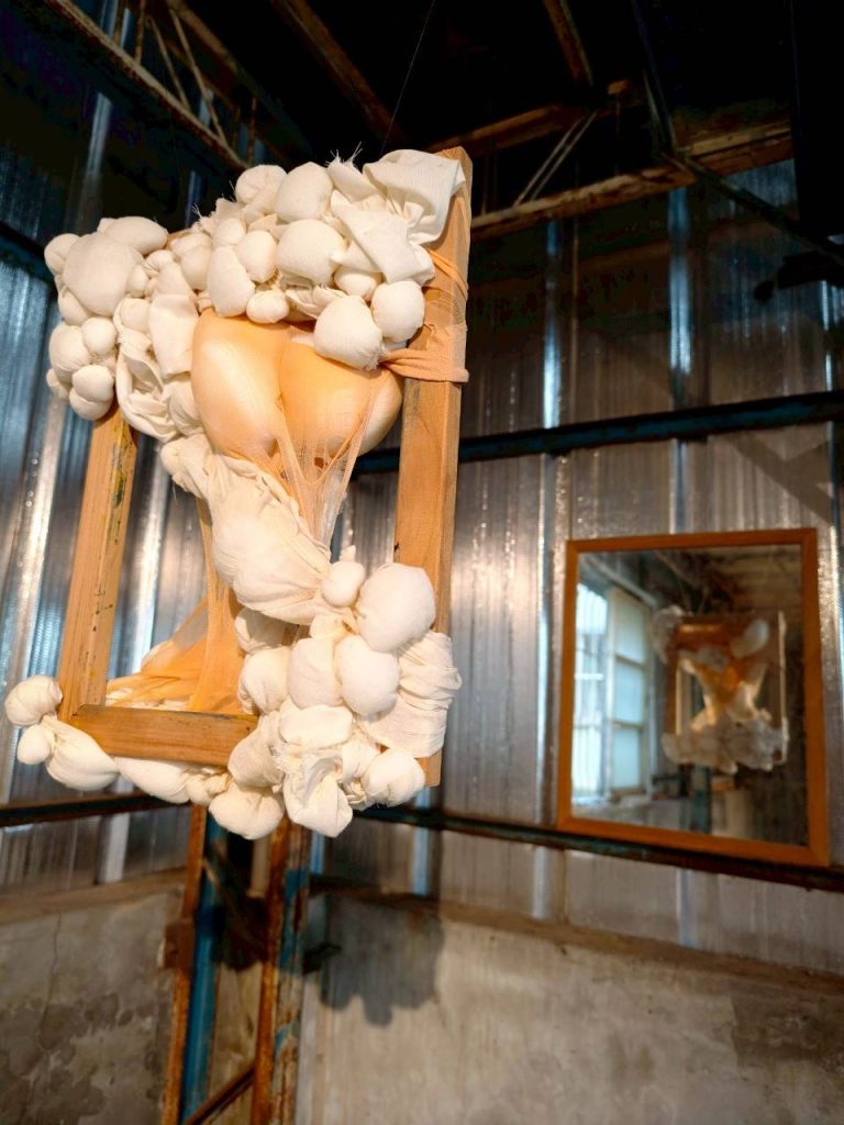 打包慾念的行囊 讓身體自由翱翔－行為與裝置藝術家鐘孟