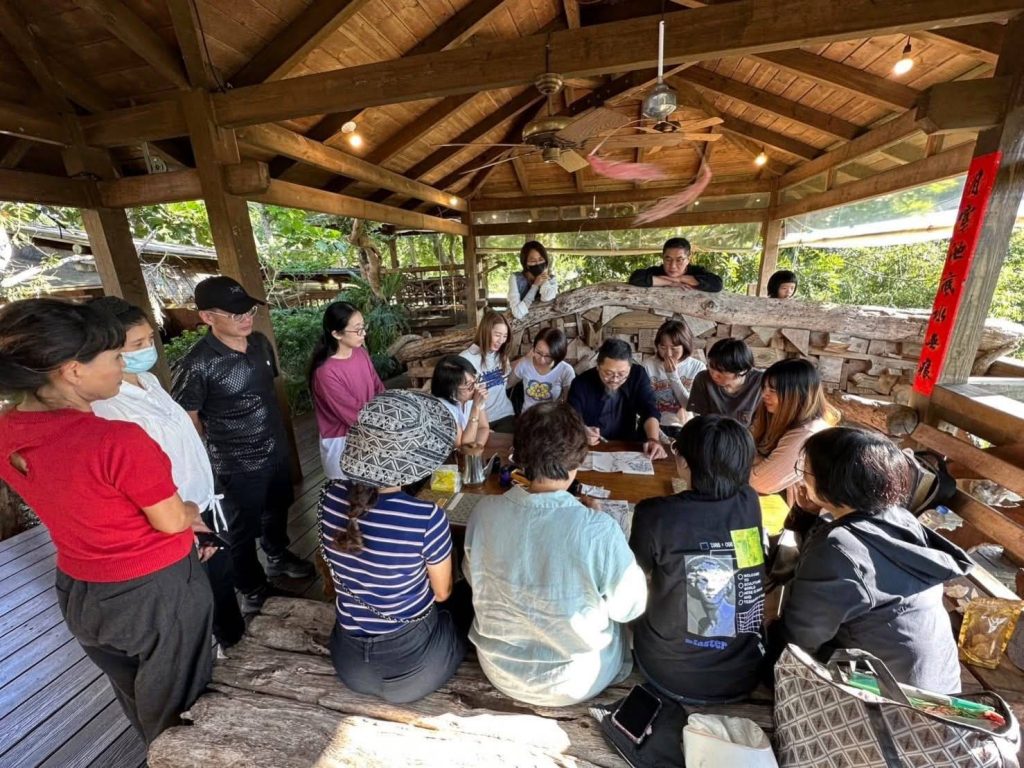 探討李思賢《漢字藝術論衡》，深入解析漢字藝術在當代的變遷與跨領域發展，結合書法美學、文化傳承及現代創新，帶領讀者重新認識漢字書藝的本體與未來可能。