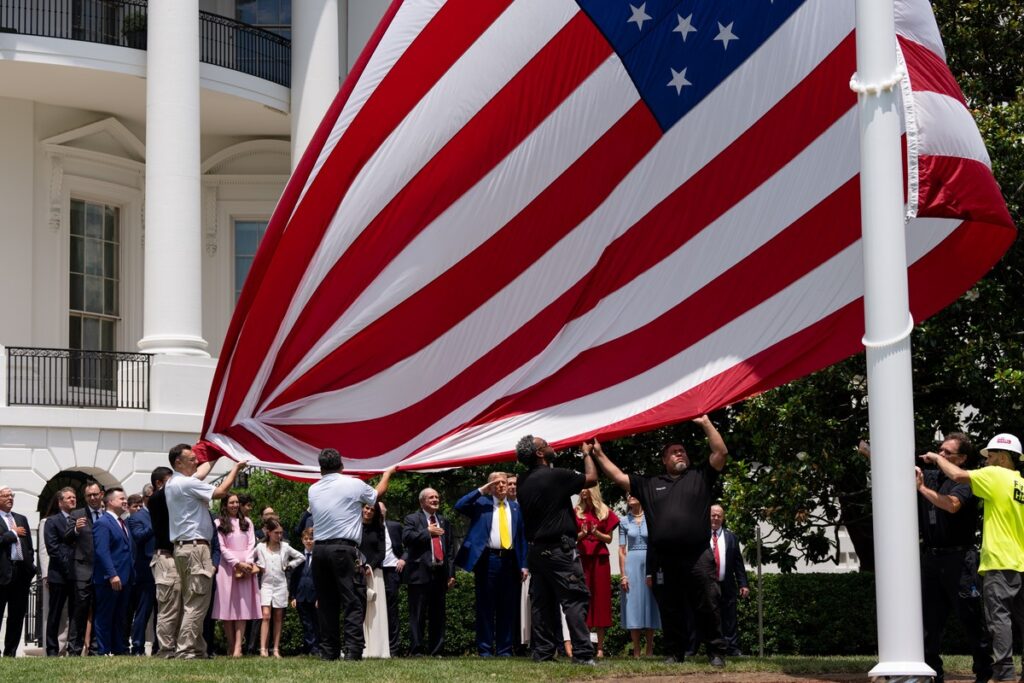 穆迪分析首席經濟學家贊迪警告美國經濟處於衰退邊緣，非農就業數據近乎停滯且53%產業出現裁員。川普政府關稅與移民政策恐成經濟衰退主因，消費支出停滯、建築製造業萎縮，聯準會救市能力受限。
