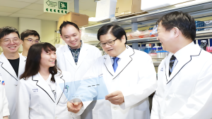 世界級科學家洪明奇校長 中國醫藥大學溫馨夯送別 | 索引新聞 INDEX News
