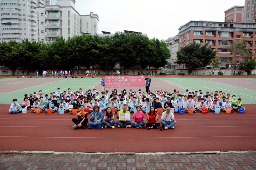 中山國小於51勞動節響應綠色冀泉社企「十年千校永續校園」種樹計畫，師生齊心植樹，推動環境教育與校園永續，象徵畢業生茁壯成長，落實永續發展目標。