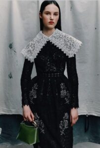 「領」先時尚 什麼是「祖譜式」 (ancestral portrait dressing)?