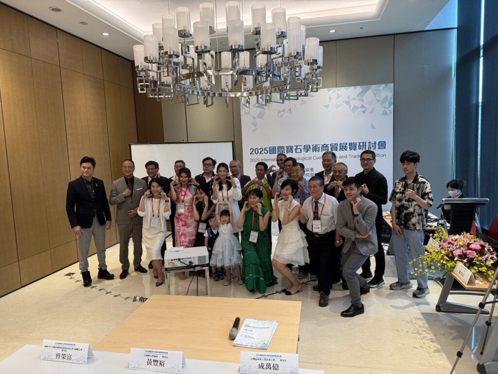 2025瑰寶三石展於台北盛大落幕，匯集阿蓋爾粉鑽、緬甸紅寶、日本珍珠等稀世瑰寶，結合國際學術交流與商貿平台，引領台灣珠寶產業新風潮。