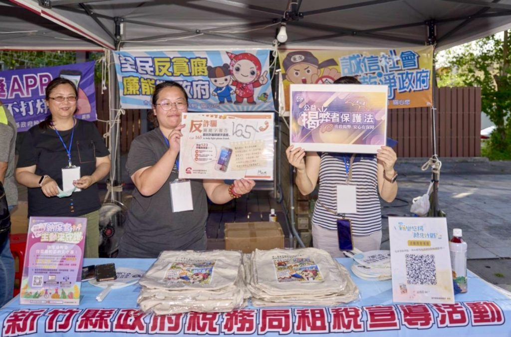 「稅樂悠揚．聽見竹縣」租稅宣導活動於竹東圓滿落幕，波力與溫妮熱情登場，親子闖關遊戲、原民歌舞與租稅知識互動，讓學習更有趣，體驗竹縣多元文化與稅務教育。