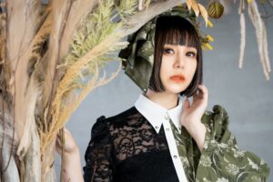 人氣樂團和樂器樂團宣布無限期休止後，成員蜷川紅首次以三味線主唱身份回歸，她將於2025年11月29日在台北舉辦個人演唱會「1st LIVE [RE★START]」。蜷川紅融合傳統三味線與流行音樂，持續創作跨界新風格，她與台灣樂迷及歌王吳青峰的深厚連結，為此次回歸增添期待與感動。