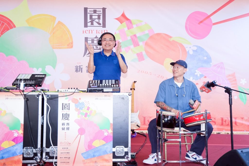 新北客家園區歡慶20週年，侯友宜強調傳承發揚客家文化，結合創意料理、市集與展演，推動青年參與，打造多元創新的客家文化新時代。