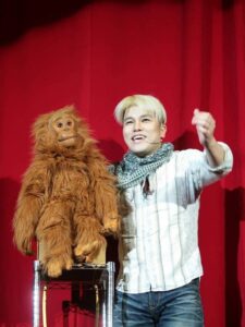 台灣腹語冠軍「魔術先生-小魔張孝行」以腹語、魔術和氣球藝術感動觀眾，將歡笑帶進企業、公益與家庭，堅持用表演傳遞快樂與溫度，並致力推廣腹語藝術，實現讓全世界都能快樂的夢想。