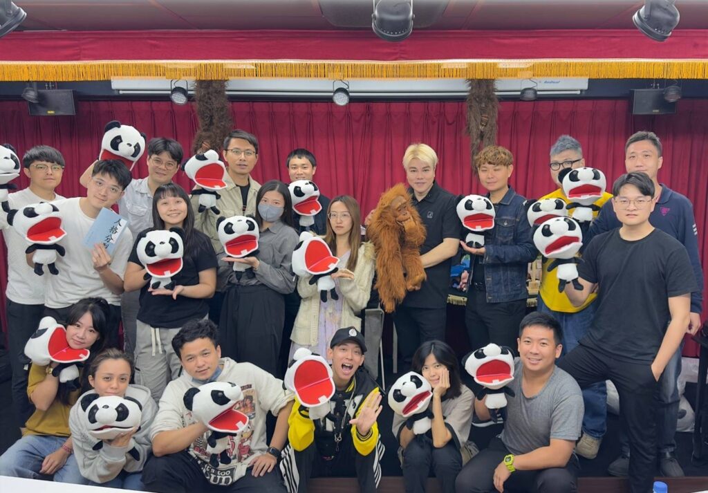 台灣腹語冠軍「魔術先生-小魔張孝行」以腹語、魔術和氣球藝術感動觀眾，將歡笑帶進企業、公益與家庭，堅持用表演傳遞快樂與溫度，並致力推廣腹語藝術，實現讓全世界都能快樂的夢想。