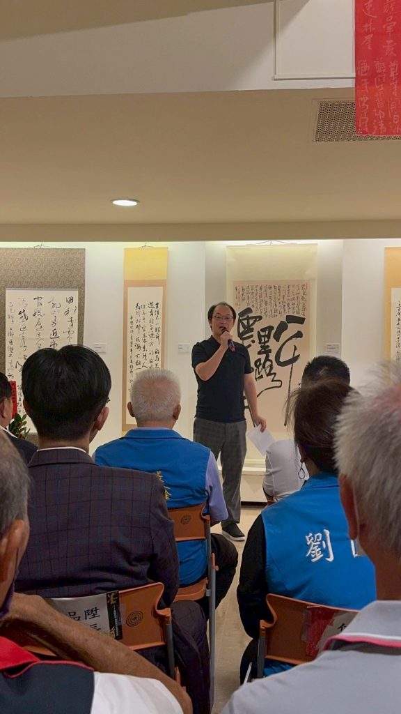 「2025墨韻同源兩岸書法名家交流展」於苗栗盛大開幕，九大書法協會齊聚，展出台灣與大陸107件名家作品，展現兩岸文化藝術交流盛況，歡迎書法愛好者共襄盛舉。