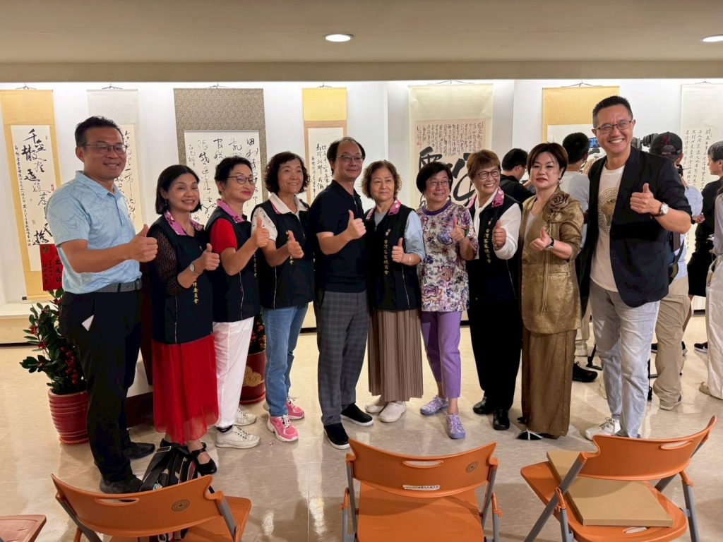 「2025墨韻同源兩岸書法名家交流展」於苗栗盛大開幕，九大書法協會齊聚，展出台灣與大陸107件名家作品，展現兩岸文化藝術交流盛況，歡迎書法愛好者共襄盛舉。