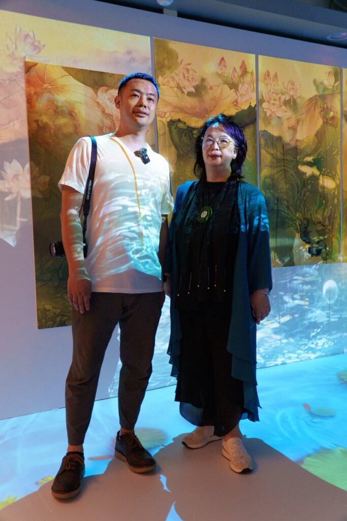 波翼藝術與uPrint布萊特攜手參與《愛．共善—淨空老法師文物展》，於逢甲大學圖書館結合科技、藝術與佛法，呈現沉浸式AR互動裝置與珍貴墨寶，傳遞慈悲智慧與文化新體驗。