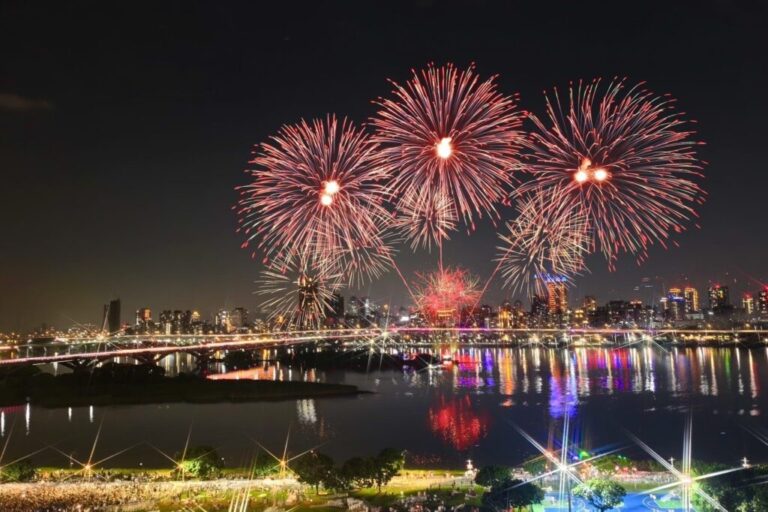 根據1111人力銀行調查，臺北市以交通便利和多元浪漫景點榮登六都七夕浪漫指數冠軍。大稻埕夏日節、淡水老街與夕陽成為上班族最愛約會地點，浪漫餐廳晚餐和夜景散步等活動最受歡迎。今年七夕約會預算約2,225元，浪漫重在共同回憶與用心安排，臺北提供高效又豐富的浪漫體驗。