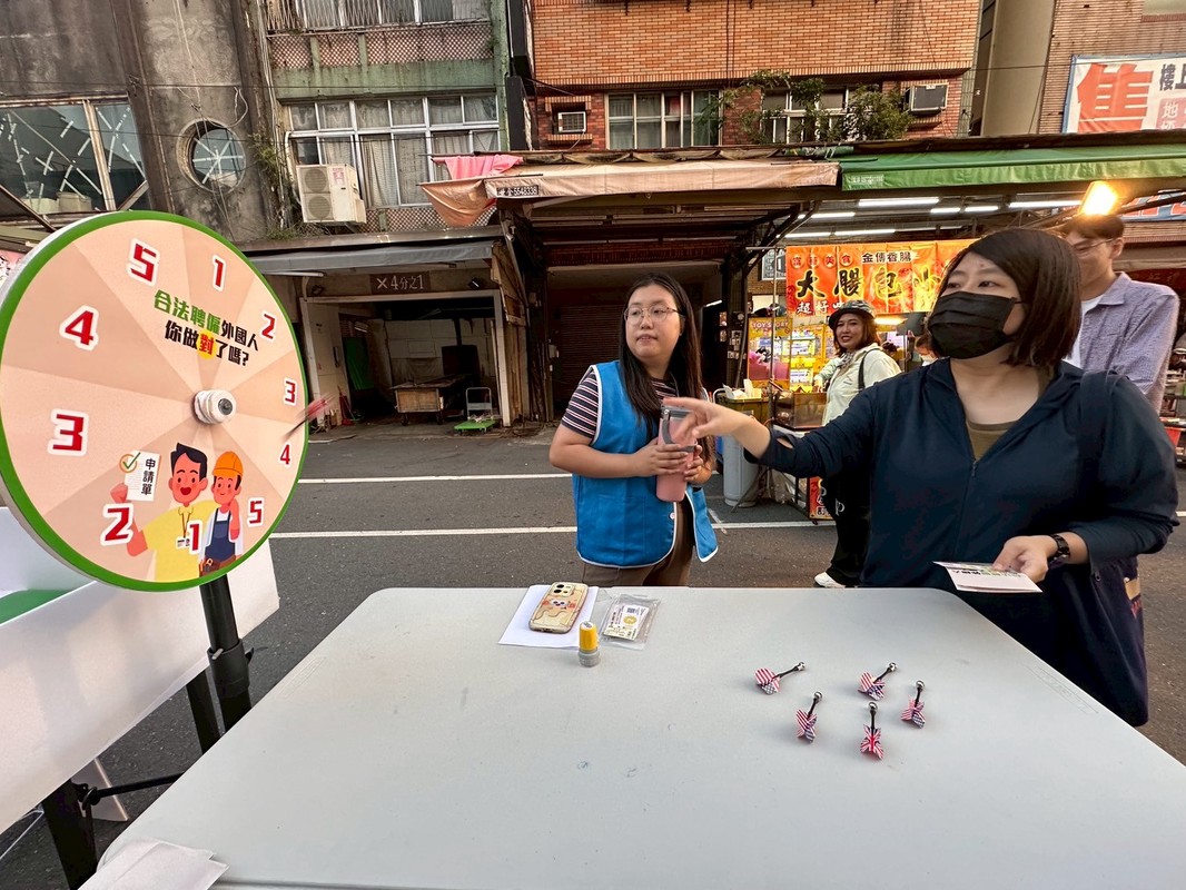 快閃夜市玩闖關 勞工局透過遊戲宣導「合法聘僱」