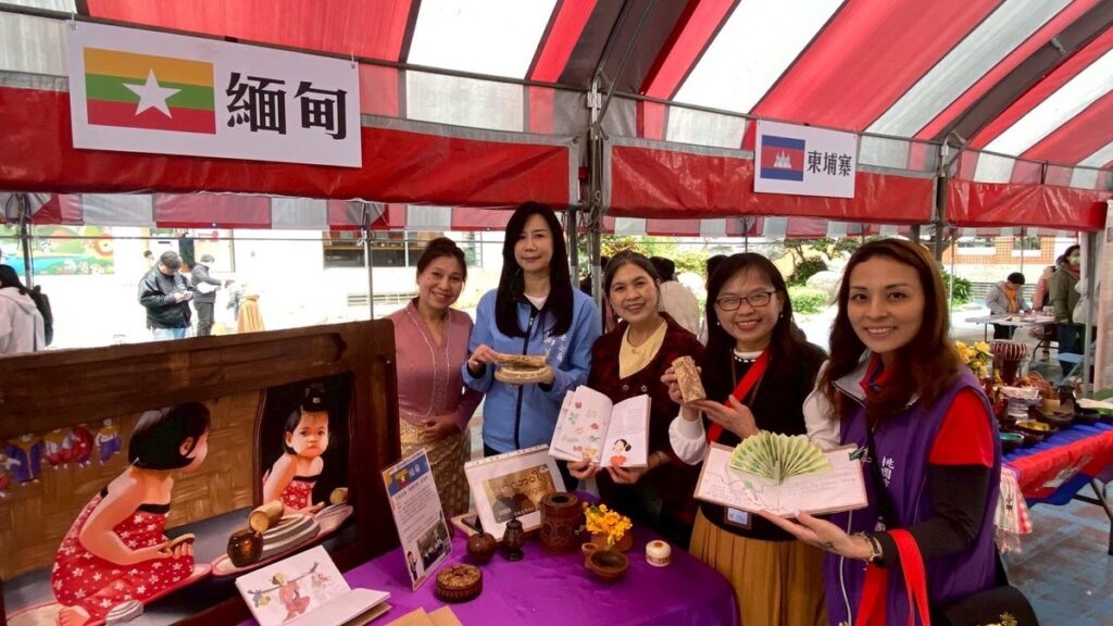 中山國小舉辦親職教育日，透過多元文化體驗活動，讓師生與家長探索東南亞文化，品嚐異國美食、參與語言學習與傳統遊戲，展現國際視野與多元教育理念，強化親師生連結，培養世界公民素養。