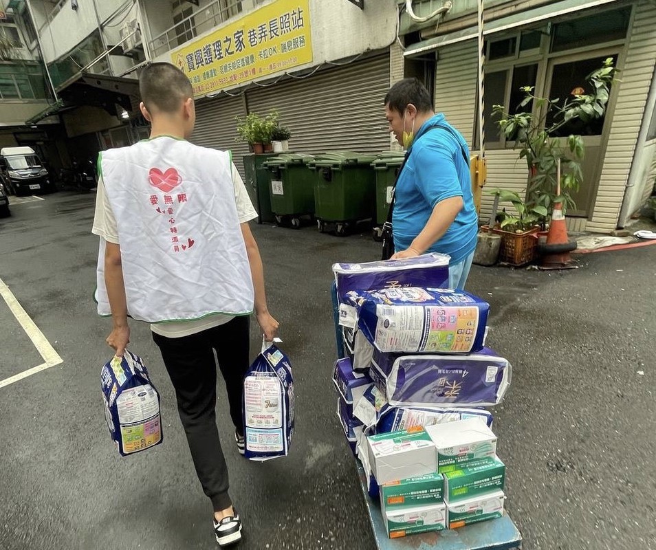 陳宇杰帶領「愛無限」團隊 親送物資強調「比捐款更有實質幫助」 | 索引新聞 INDEX News