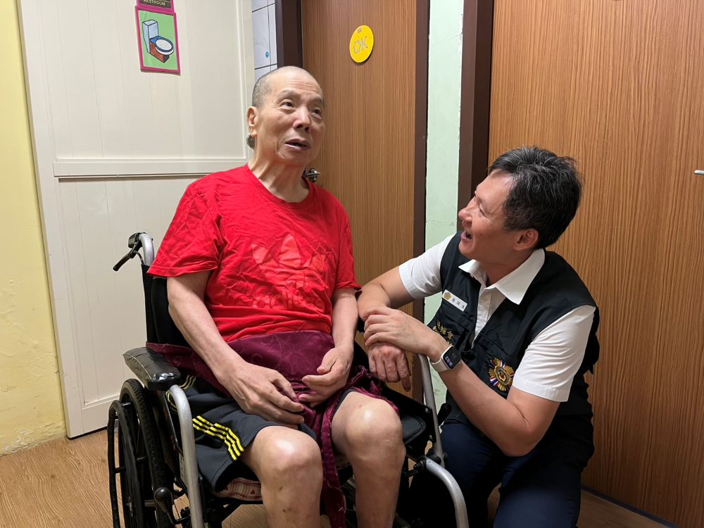 《圖說》葛得生總幹事關懷李圳土伯伯噓寒問暖。〈臺北市榮服處提供〉