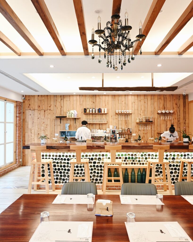 桃園龍潭森林系庭園餐廳｜野薑花與貓