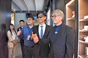 產發署攜手故宮及22家臺灣廠商，推出154項MIT×故宮聯名創意產品，涵蓋家電、紡織、眼鏡等多元商品。融合故宮經典文物元素與實用美學，提升產品附加價值，並於故宮多寶格商店及官方商城展售，讓國內外旅客體驗臺灣製造與文化跨界魅力。