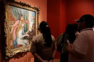 國立故宮博物院舉辦「敦親睦鄰之夜」，邀請鄰里免費參觀「美國大都會博物館名作展」，展出雷諾瓦、梵谷等大師經典名作，展期至10月12日，歡迎共襄盛舉，感受西方藝術百年風華。