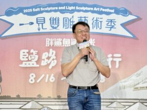七股鹽山2025「一見雙雕藝術季」登場！《胖鯊魚鯊西米》帶你漫遊鹽雕光雕、鹽味泡腳池與巨型風箏，感受夏日沁涼與鹽鄉重生之美。
