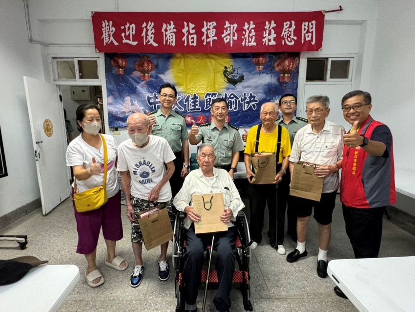 《圖說》李毓錫副處長(右)偕同黃教昇副主任(中)於秋節前夕關懷慰問「居安一莊退舍」長輩。〈新北榮提供〉