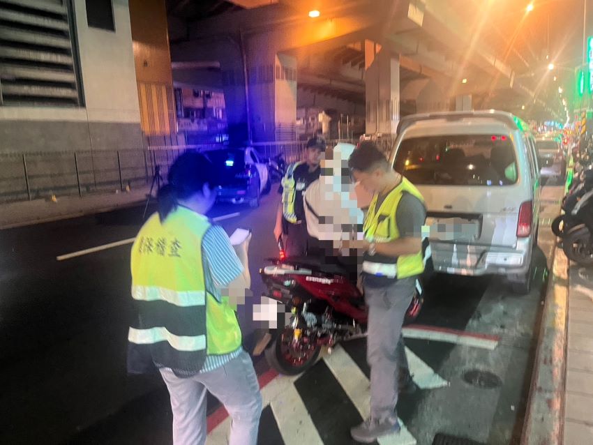 《圖說》中和分局15日晚間偕同環保稽查人員，共同於噪音車易遭檢舉路段執行聯合稽查勤務。〈中和分局提供〉