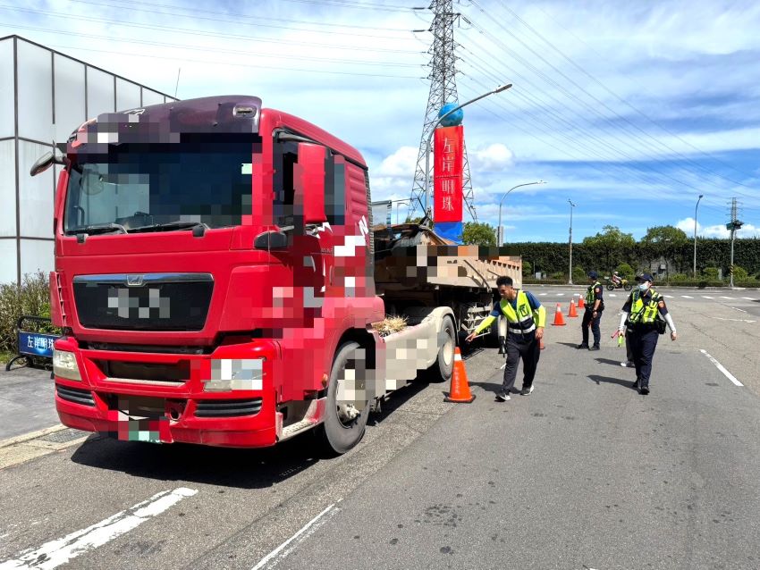 《圖說》中和警加強入轄大型車輛攔停檢查，並運用活動地磅檢視行經車輛。〈中和分局提供〉