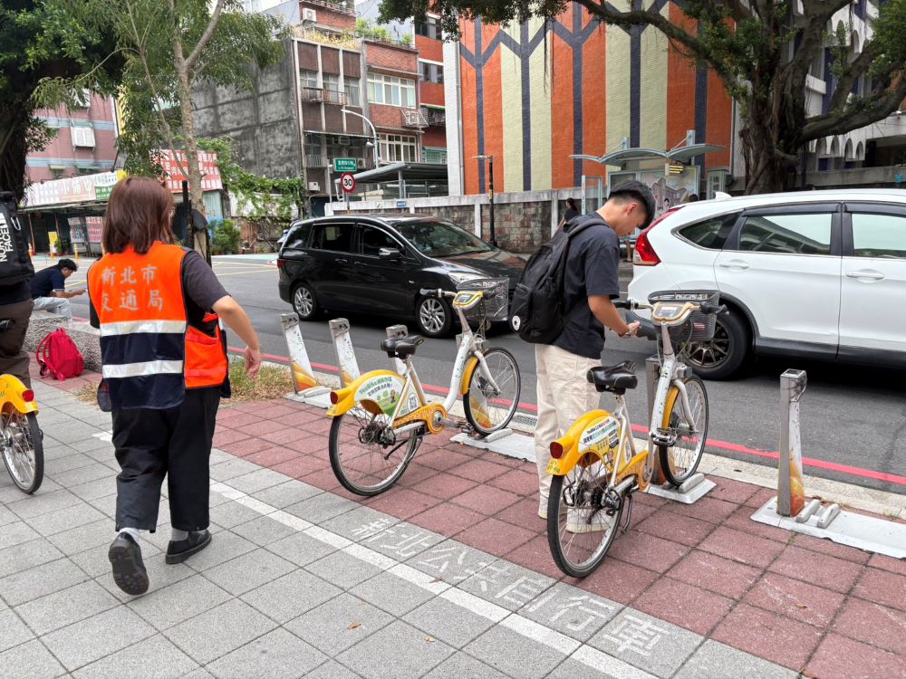 《圖說》板橋區忠孝國中YouBike租借情形。〈交通局提供〉