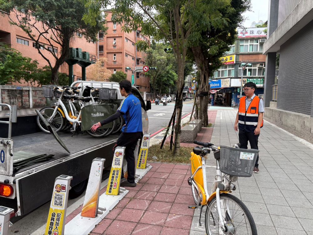 《圖說》交通局督導YouBike調度情形。〈交通局提供〉