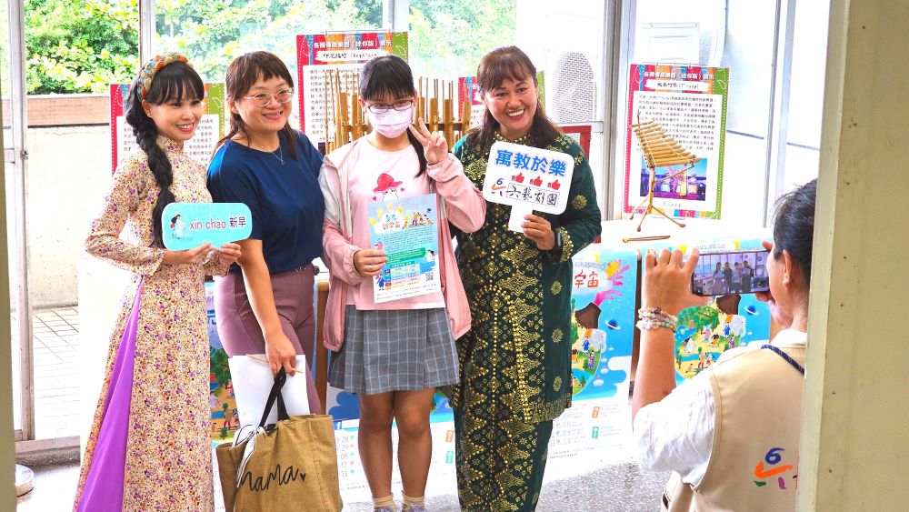 《圖說》民眾開心與移工、新住民合照。〈勞工局提供〉
