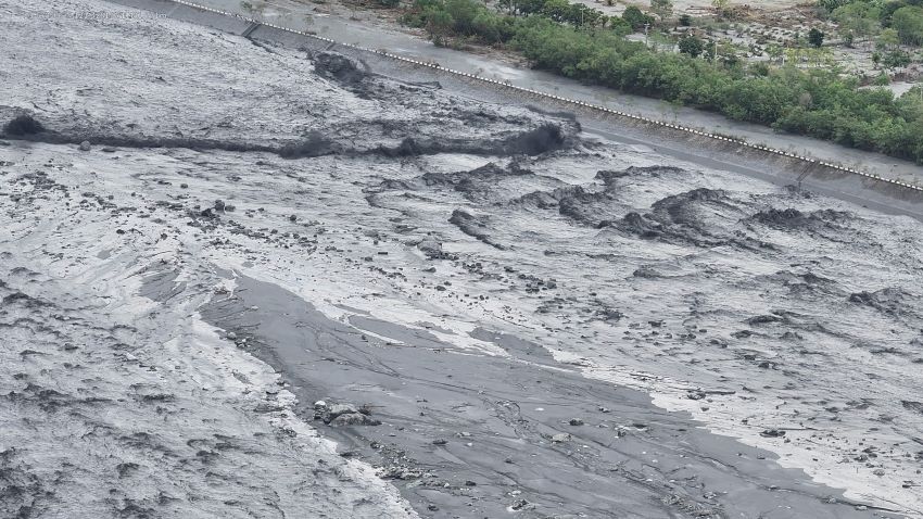 一萬元助族人回家救災 新北啟動返鄉重建補助 4 《圖說》馬太鞍溪堰塞湖溢流,光復鄉民宅與道路滿是淤泥。〈消防局提供〉