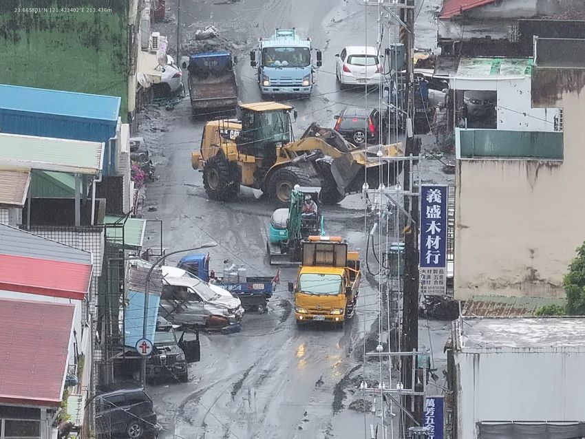 一萬元助族人回家救災 新北啟動返鄉重建補助 3 《圖說》新北市大型機具協助清理現場。〈消防局提供〉