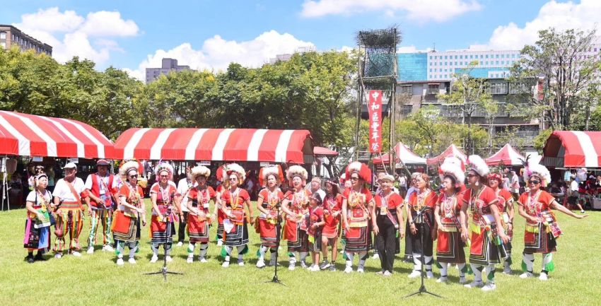 《圖說》中和區114年度「原住民族歲時祭儀」活動，以歌聲、舞蹈的方式表達感謝上天讓族人這一年生活豐足快樂。〈中和區公所提供〉