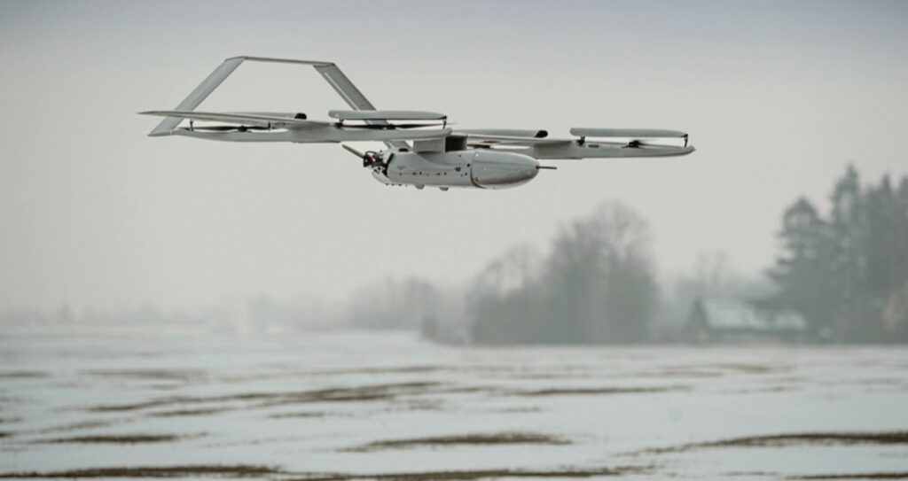 台灣彩光科技展現國防自主能量 多型無人機與反制系統齊聚國防展 2 %E5%9C%96%E4%B8%80%EF%BC%9A%E5%8F%B0%E7%81%A3%E5%BD%A9%E5%85%89%E7%A7%91%E6%8A%80%E7%B8%BD%E7%B6%93%E7%90%86 %E5%BC%B5%E6%B0%B8%E6%9C%8B%E5%8D%9A%E5%A3%AB%E8%A1%A8%E7%A4%BA%EF%BC%9A%E3%80%8C%E6%9C%AC%E6%AC%A1%E5%B1%95%E5%87%BA%E4%BB%A5%E3%80%8E%E5%8F%B0%E7%BE%8E%E6%8E%88%E6%AC%8A%E8%A3%BD%E9%80%A0%E7%94%9F%E7%94%A2%E3%80%8F%E7%82%BA%E6%A0%B8%E5%BF%83